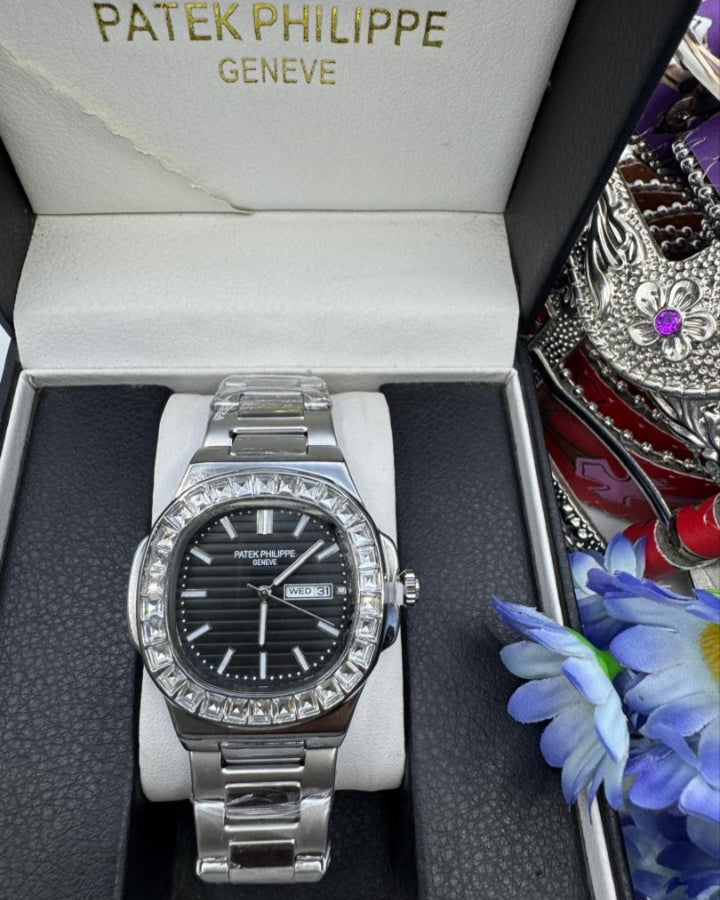 Patek Philippe Nautilus – Rose Gold Baguette Diamond Bezel Blue Dial