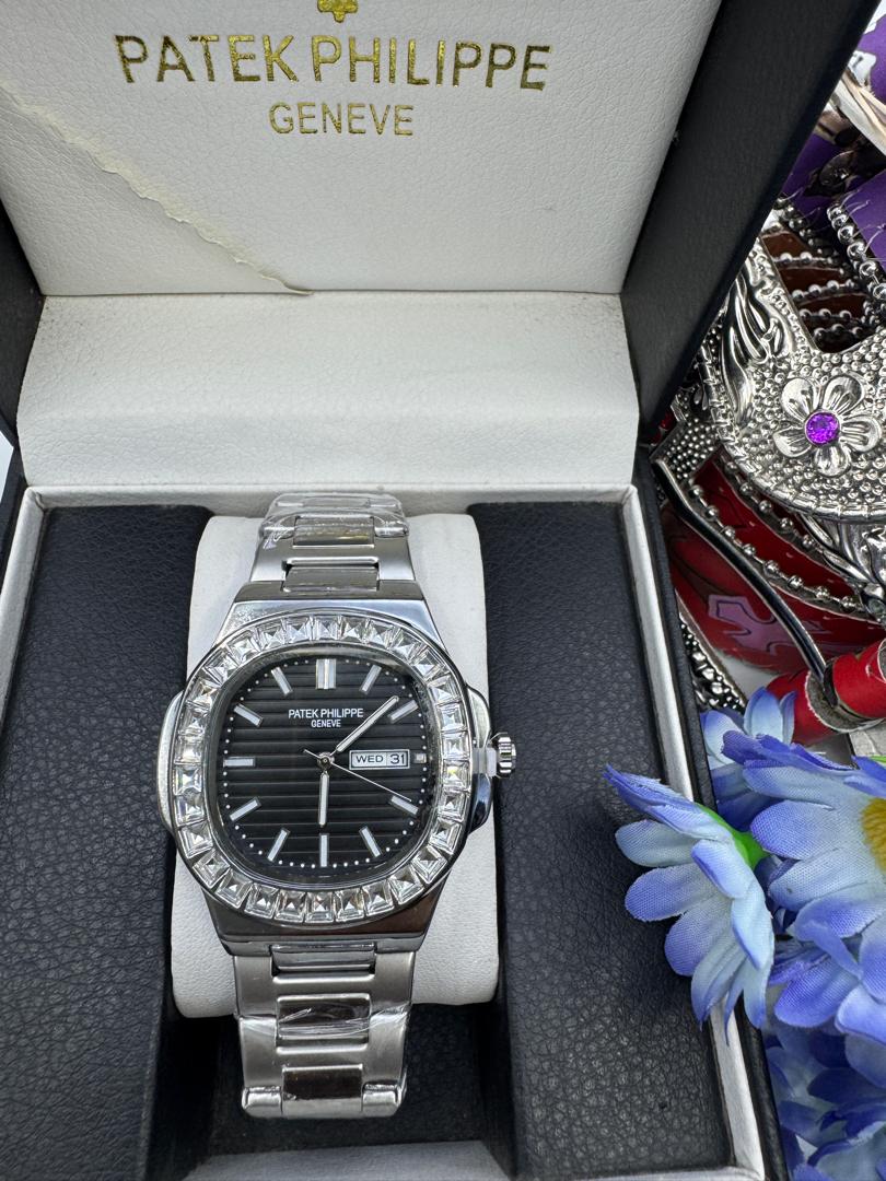 Patek Philippe Nautilus – Rose Gold Baguette Diamond Bezel Blue Dial
